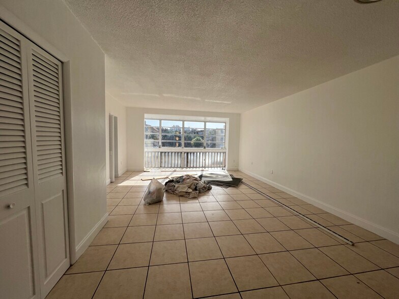 Building Photo - 1591 NE Miami Gardens Dr