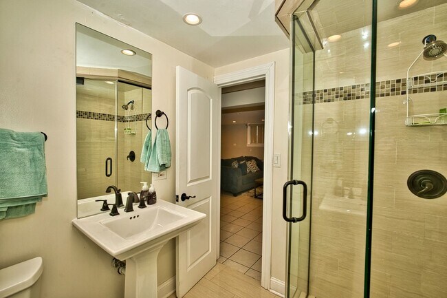 Building Photo - 5200 Madison St