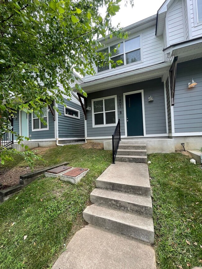Building Photo - Incredible 2 Bedroom 2.5 Bath Townhome wit...
