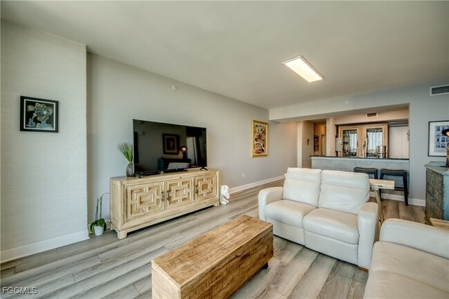 Building Photo - 3000 Oasis Grand Blvd