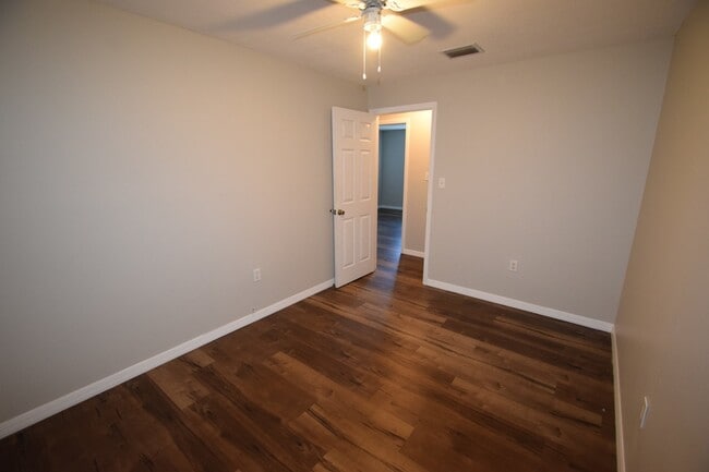 Building Photo - 3BR/1.5BA two story Townhouse