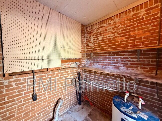 Building Photo - 128 Crestmore Dr