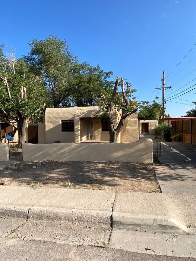 Building Photo - NE 2 Bedroom 1 1/2 Bath