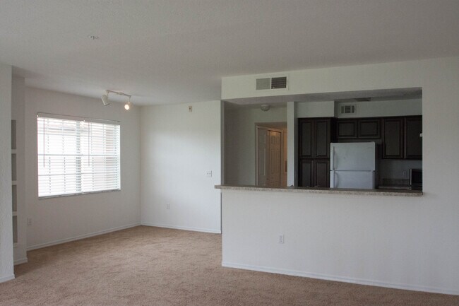 Building Photo - Second Floor Apartment with Balcony View! ...