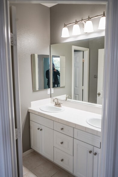 upstairs dual-sink bathroom - 1882 Shadetree Dr