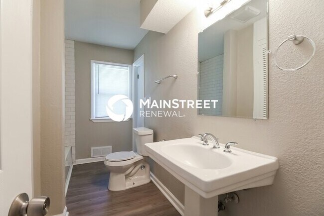 Building Photo - 3 Bedroom Pet-Friendly Home in Kansas City, MO with Main Street Renewal