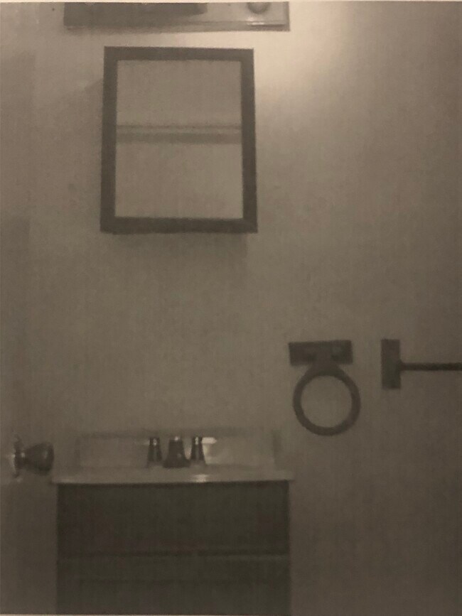 Bathroom - 4413 John R St