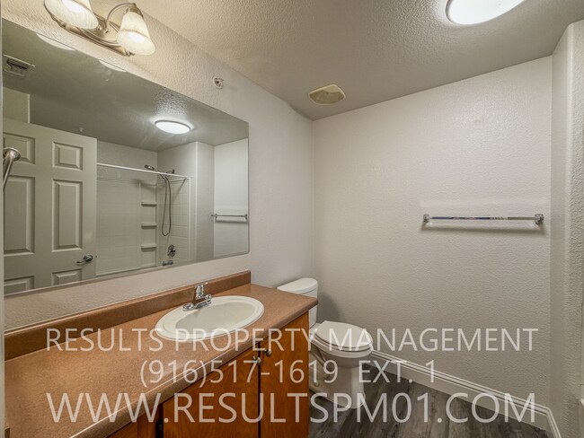 Building Photo - 1 Bed 1 Bath Roseville Condo with Attached Garage