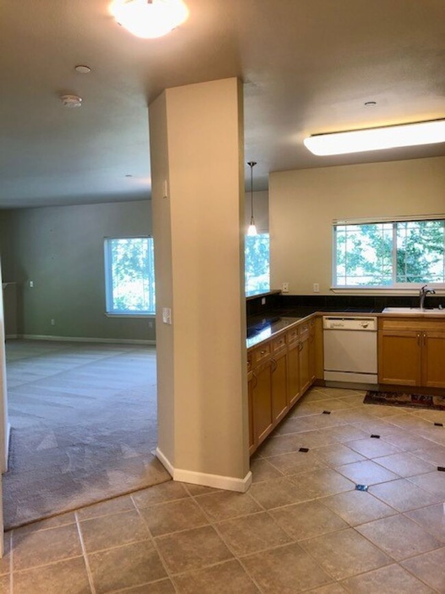 Building Photo - 1Bd/1.5Ba Kenmore Condo