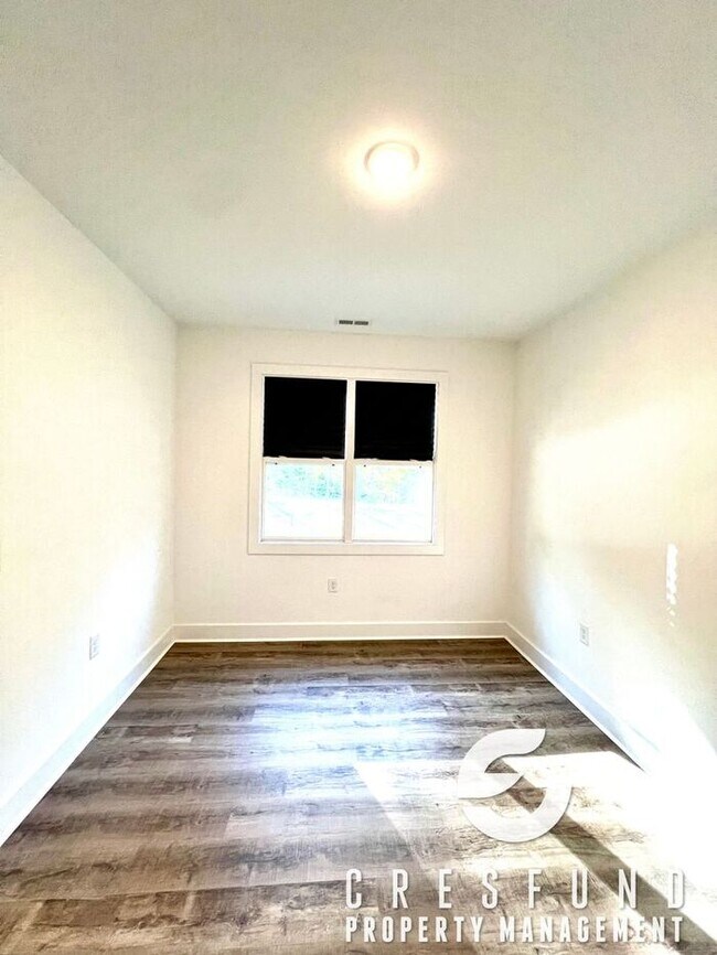 Building Photo - Close to Fort Bragg/Master BR Downstairs S...
