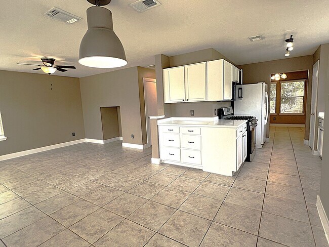 Building Photo - 6819 Kingwood Glen Dr