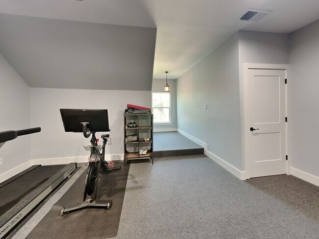 Building Photo - IMMACULATE HOME IN UNIVERSITY HEIGHTS! UPD...