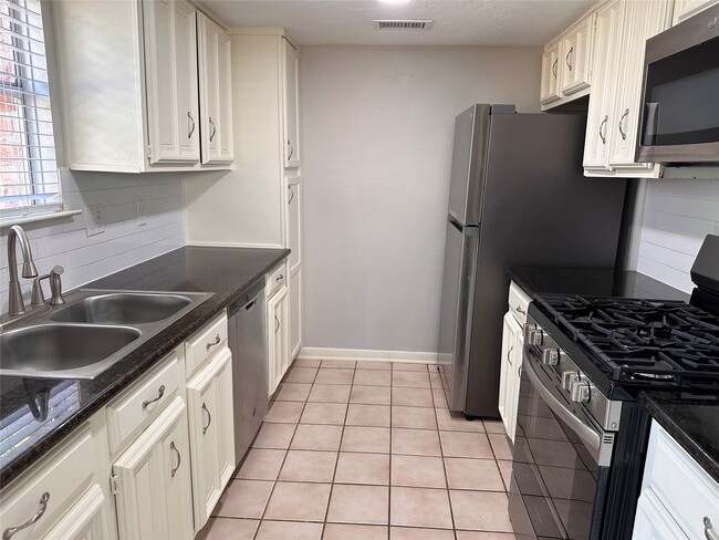Building Photo - 3323 Brookdale Dr