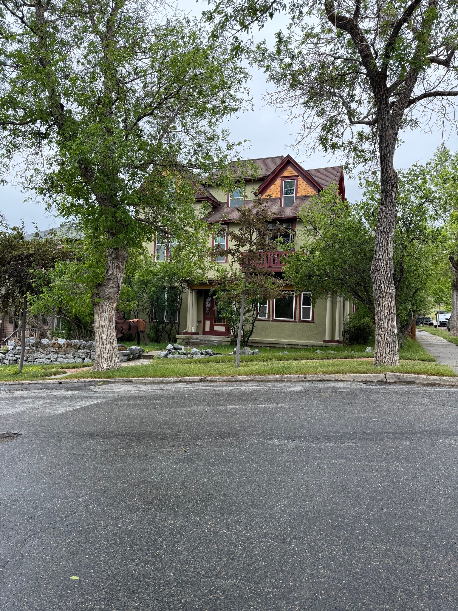 Building Photo - 725 Holter St