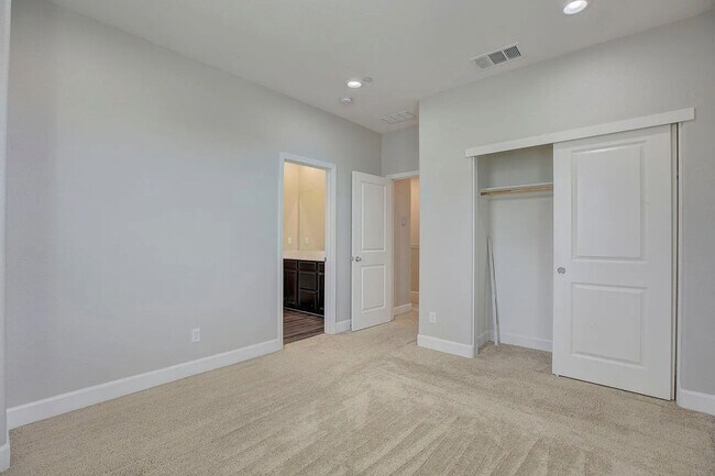 Building Photo - 1606 Lion St