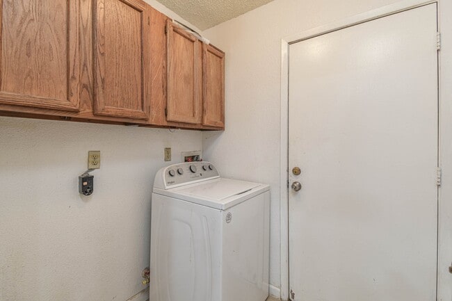 Building Photo - 12054 Plumpoint Dr