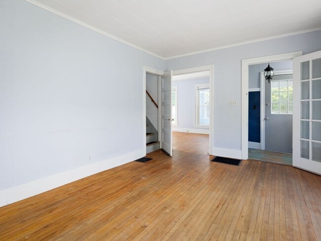 Building Photo - Charming and spacious 4-bedroom, 2 full ba...