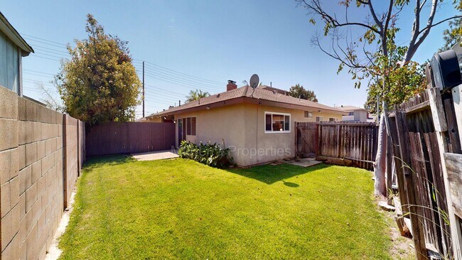 Building Photo - Ren Cir