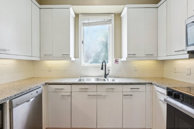 Building Photo - 4040 Avondale Ave