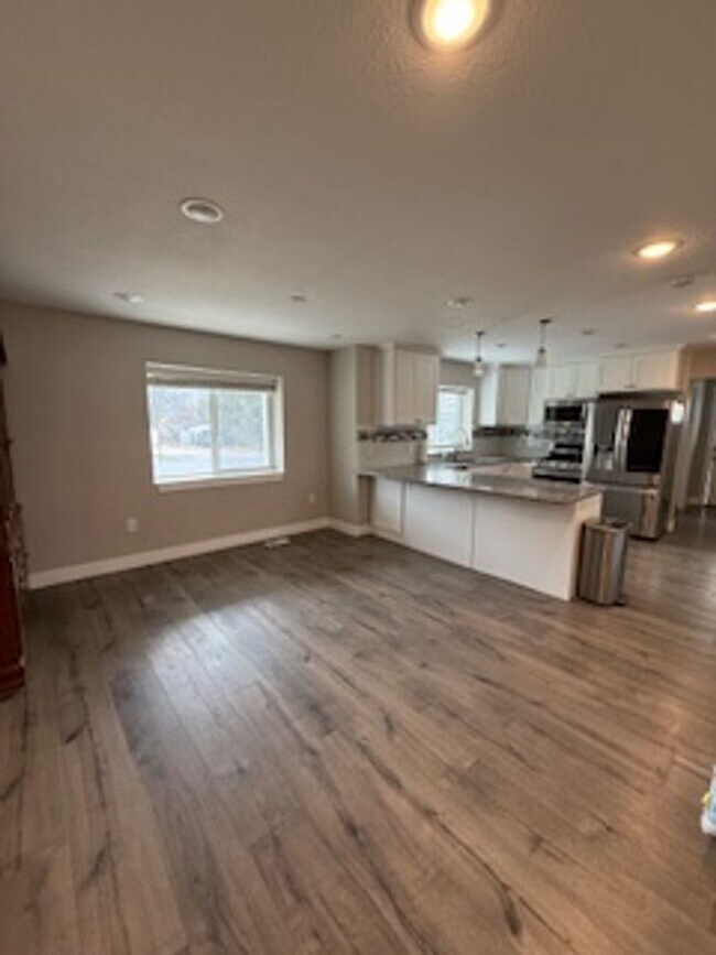 Building Photo - Gorgeous 6-bedroom, 4-bathroom in Charming Salem