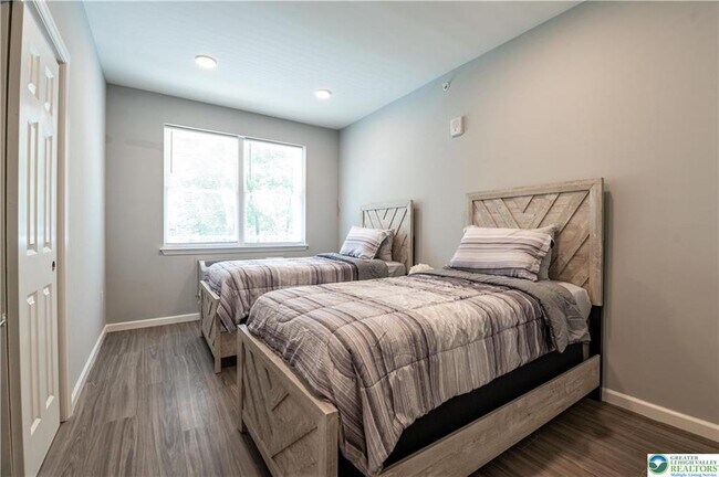 Building Photo - 948 N Front St