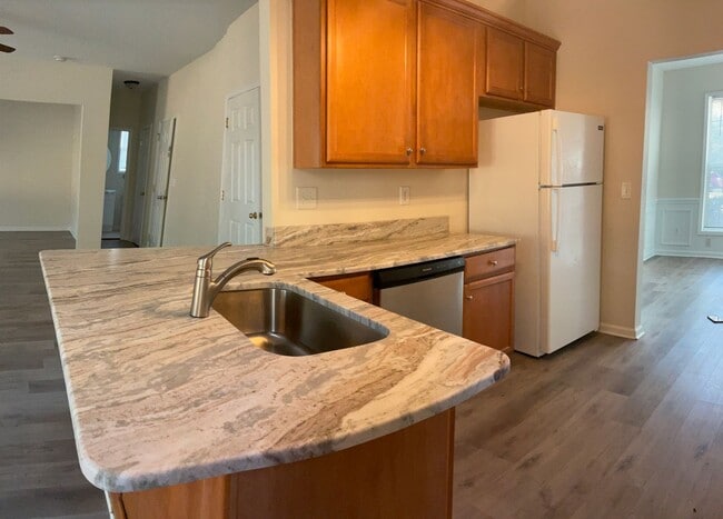 Building Photo - Quiet Neighborhood- Large family living!