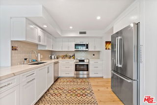 Building Photo - 818 N Doheny Dr