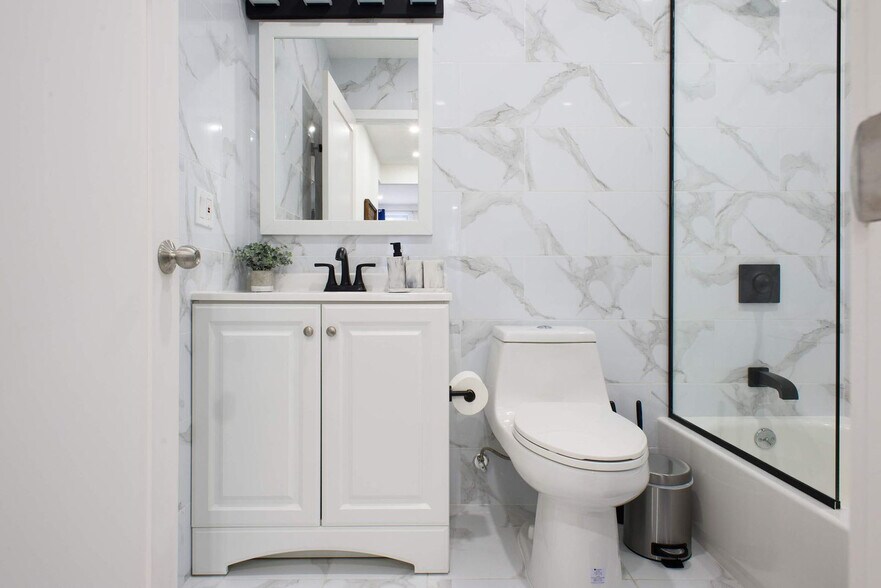 Building Photo - 240e E 75th St