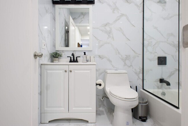 Building Photo - 240e E 75th St