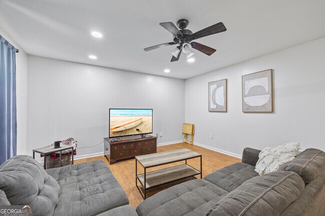Building Photo - 527 University Cir
