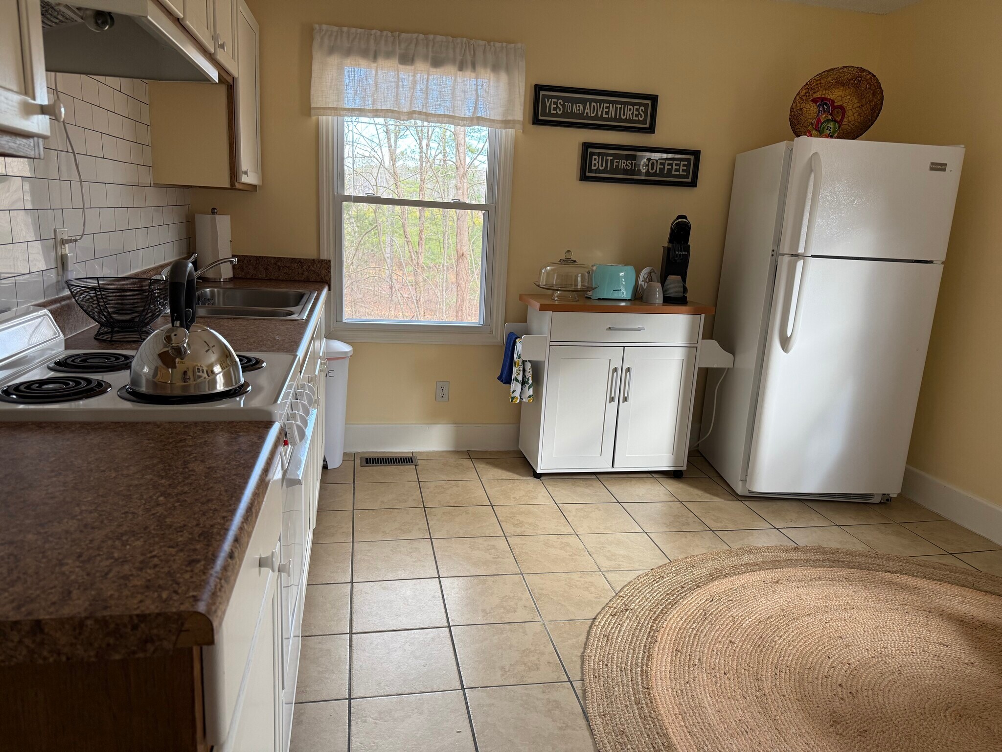 Spacious large countertop with beautiful light and views - 718 Dogwood Hill Ln