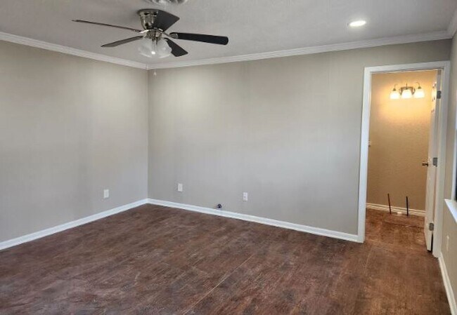 Building Photo - 465 W Marshall Dr