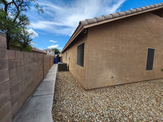 Building Photo - Beautiful Mountain Views! 3bedrom 2 bath
