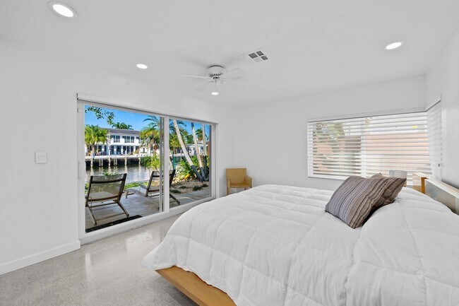 Building Photo - 2809 NE 25th St