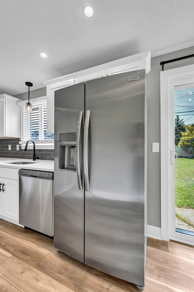 Building Photo - 52 Sebring Dr