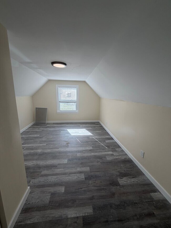 Building Photo - 5 Bedroom 2 full bath spacious home