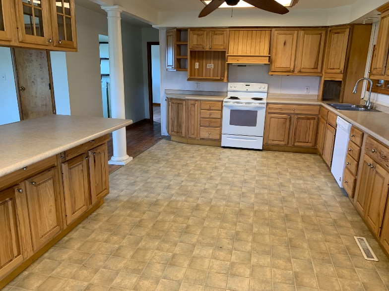 Building Photo - 116 Spring Rd