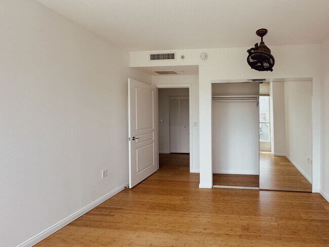 Building Photo - Modern 2 Bed, 2 Bath Condo in the Heart of the Marina District