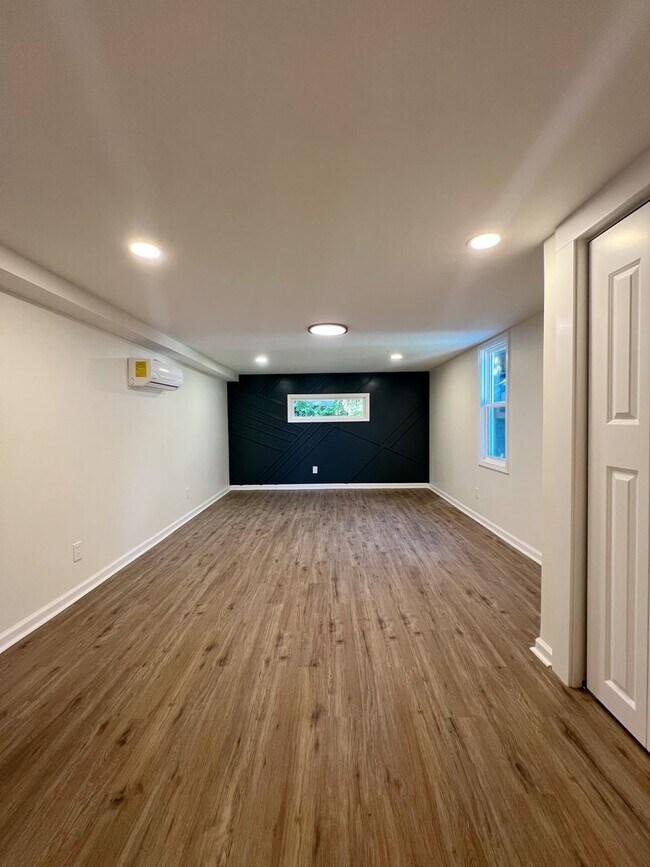 Building Photo - SEE IT NOW: Charming Renovated Bungalow in...