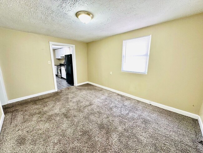 Building Photo - Updated FOUR bedroom home in South Louisville