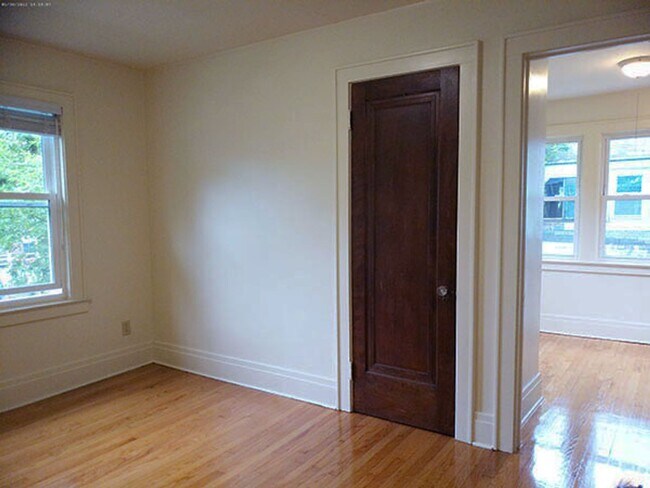 Building Photo - Available 6/1/26 Newly Renovated Spacious ...
