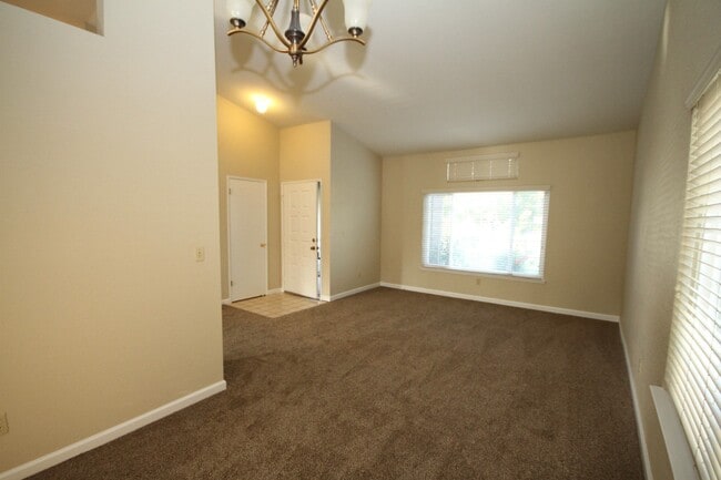 Building Photo - Charming 3Br/2BA/ 1444SF Available Now! Te...