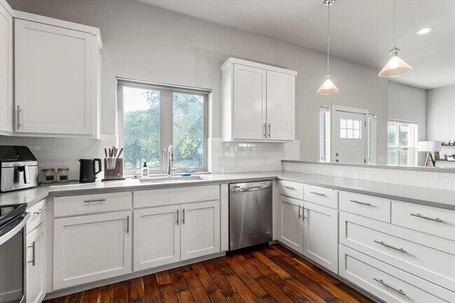 Building Photo - 15202 Cavalier Canyon Dr