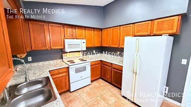 Building Photo - 104 E Osceola St