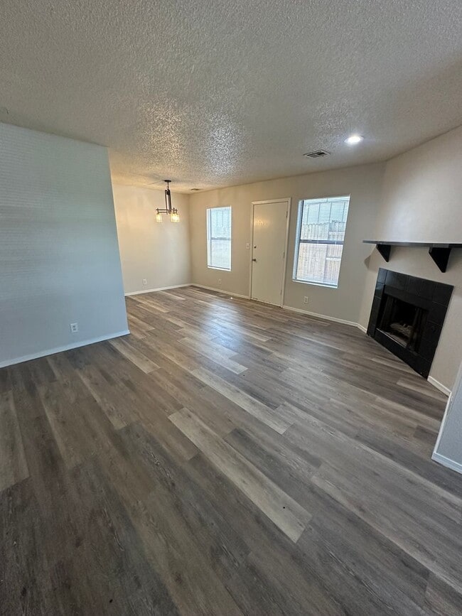 Building Photo - 3 bed 2 bath