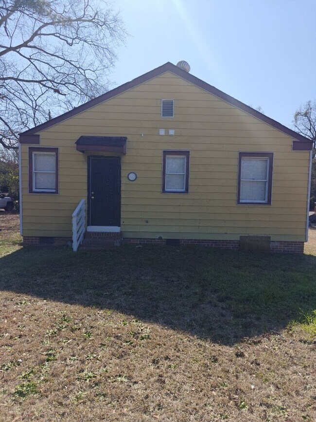Building Photo - Charming 2-Bedroom Home with Spacious Yard