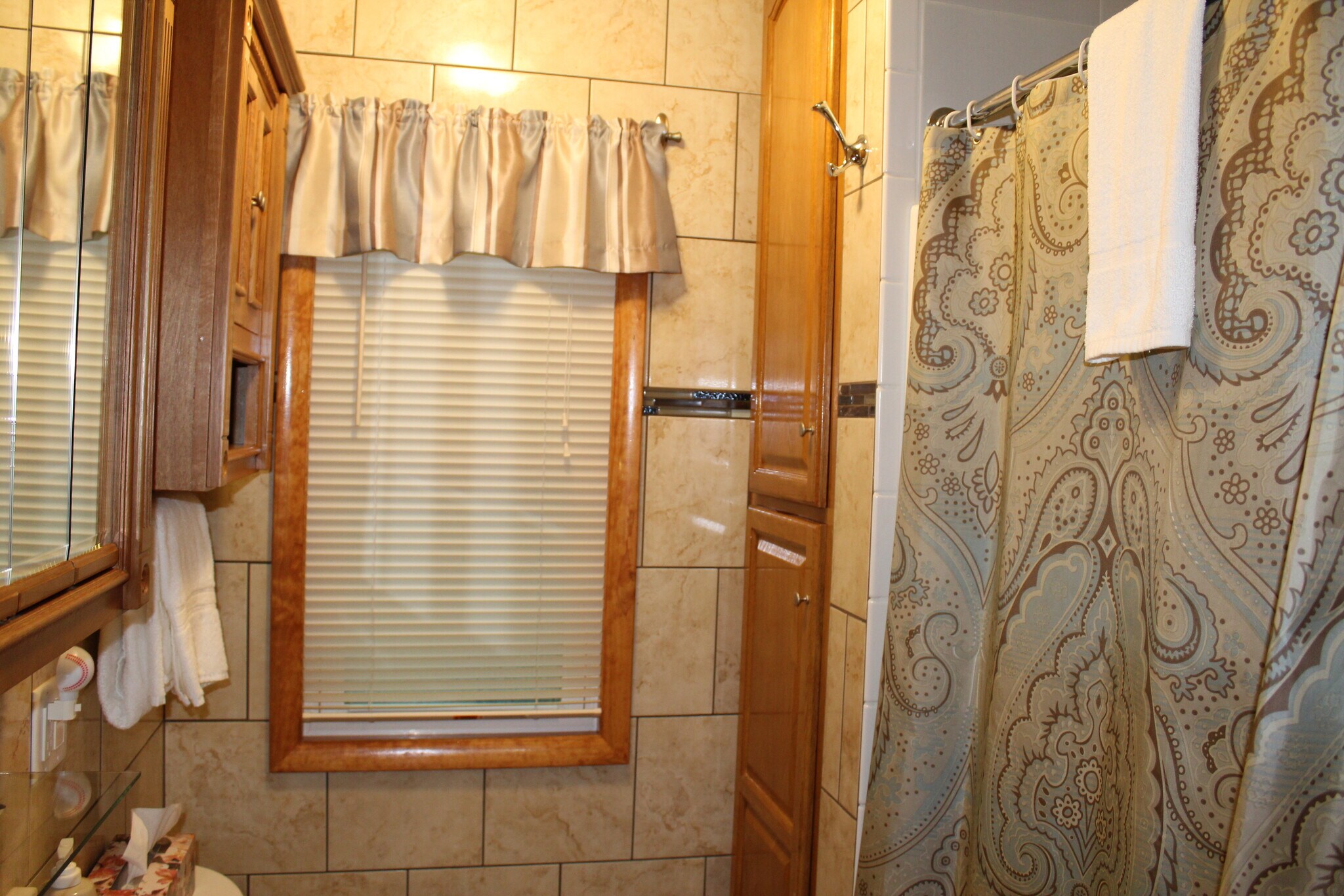 Fully tiled bath with shower - 102 Holiday Ln