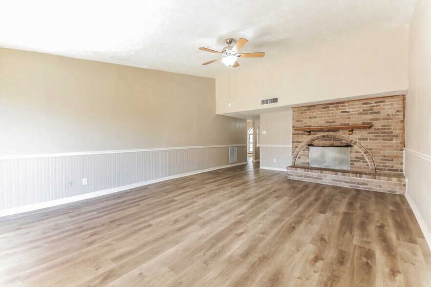 Building Photo - 5916 Cedar Ln