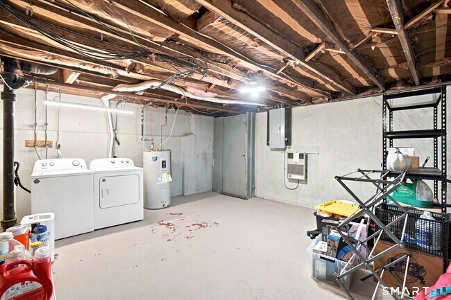 Building Photo - 12 Town House Ln