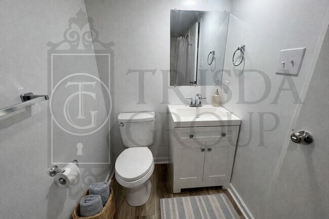 Building Photo - Move In Ready! North Hills School District, Parking, Updated 2 BR, Quartz Countertops, AC, Laundr...